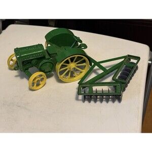 Vintage John Deere 1923 Model D - 1/16 Scale Die Cast Toy Tractor